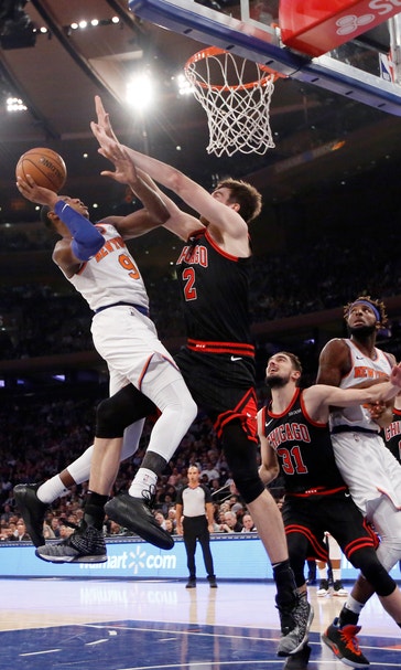 Portis rallies Knicks past Bulls 105-98 for first win